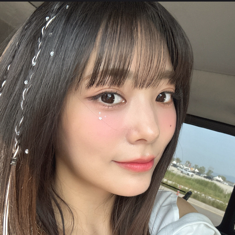 Behind-the-scenes cut of Siyeon (QWER)