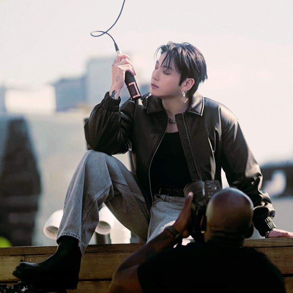 Foto aktivitas terbaru Jungkook (BTS)