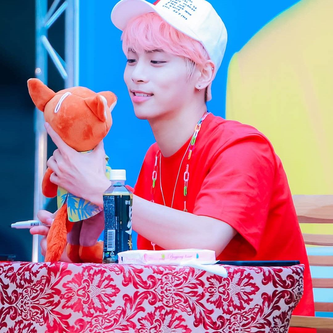 Behind-the-scenes cut of SHINee