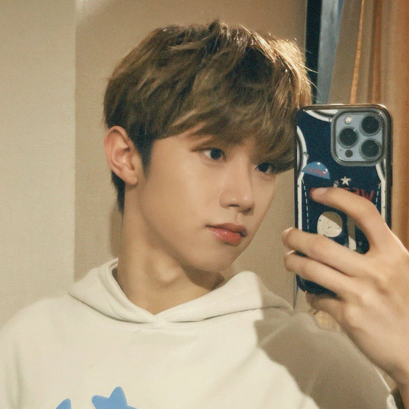 Recent activity shot of Hyunwoo (Xikers)