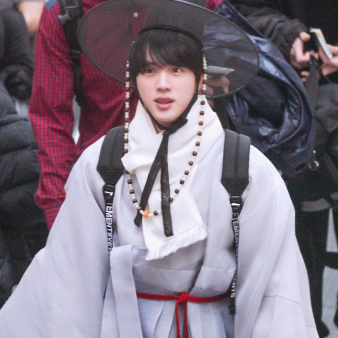 Momen yang diabadikan oleh penggemar Jin (BTS)