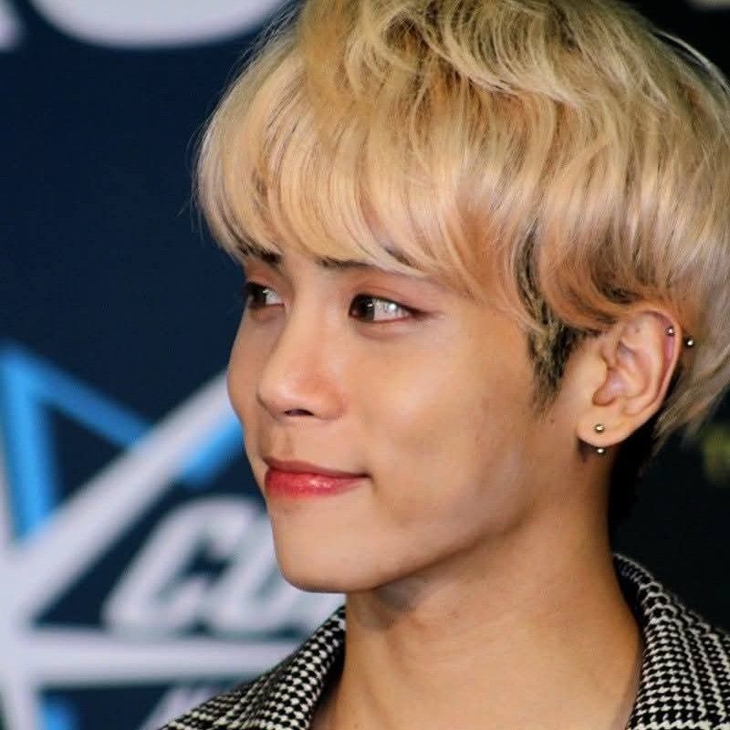 A moment captured by Jonghyun (SHINee)'s fan