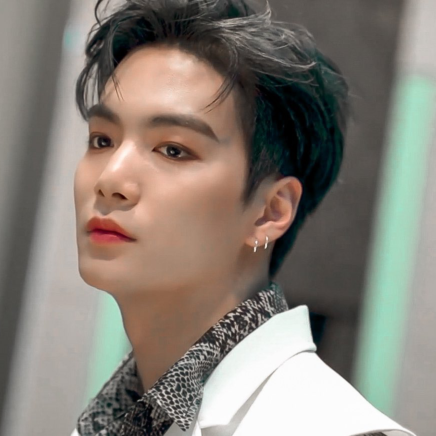 A moment captured by Kim Jonghyeon's fan