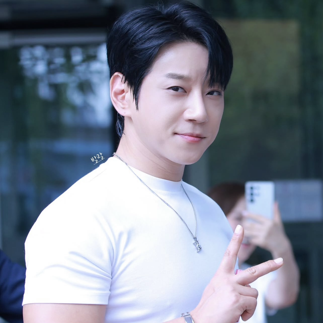 Behind-the-scenes cut of Hwang Chiyeol