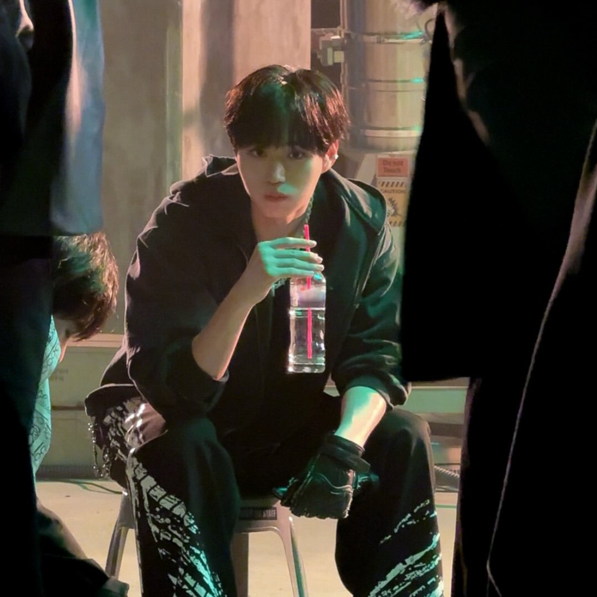 Behind-the-scenes cut of Kim Junseo (ALPHA DRIVE ONE)