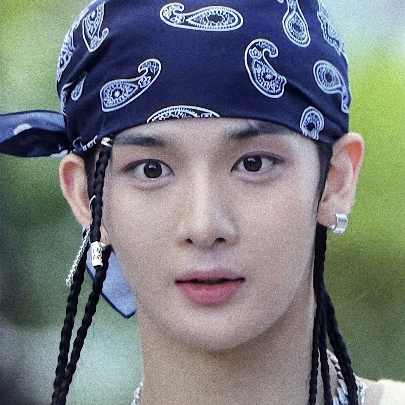Behind-the-scenes cut of Bae Jinyoung