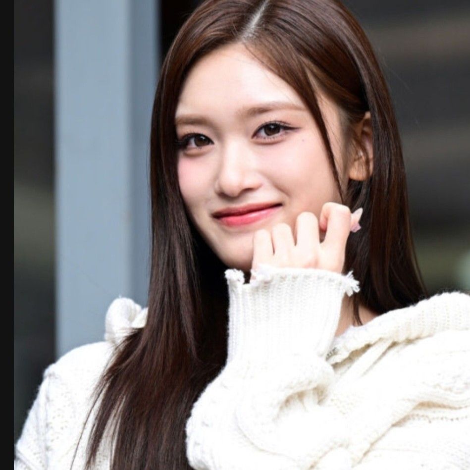 Recent activity shot of Leeseo (IVE)