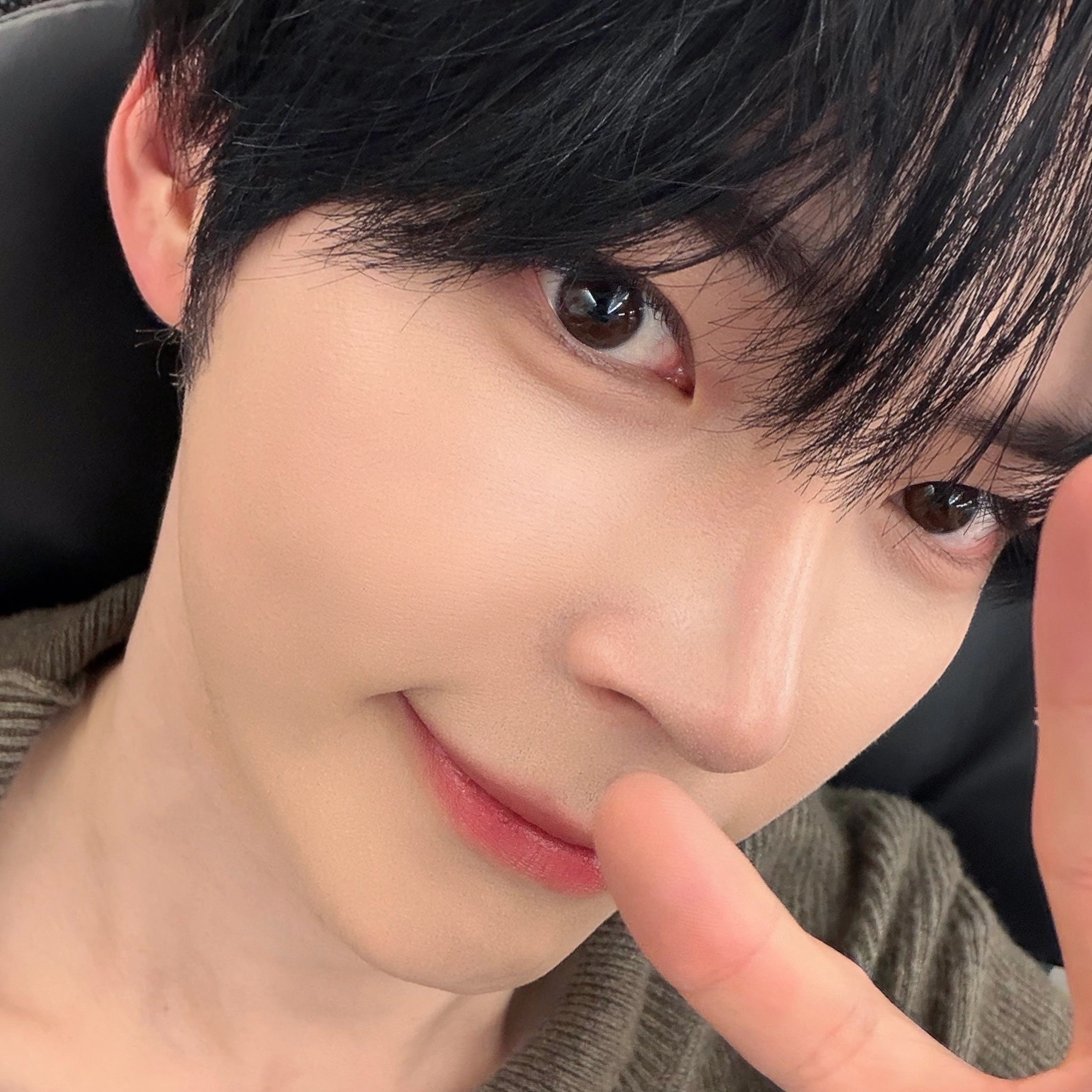 Recent activity shot of Sung Hanbin (ZEROBASEONE)