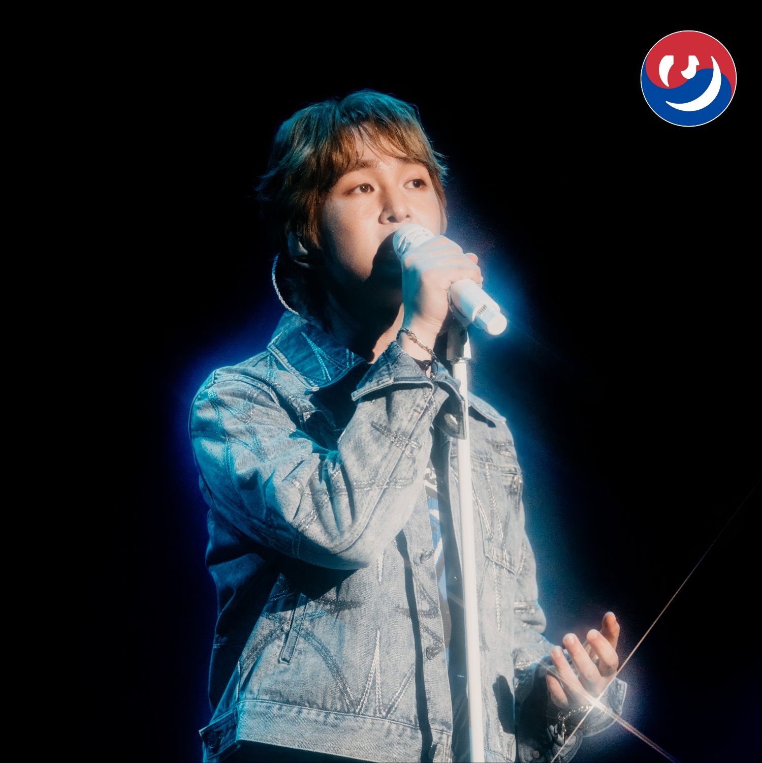A moment captured by Onew (SHINee)'s fan
