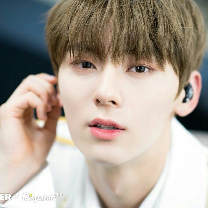 A moment captured by Hwang Minhyun's fan