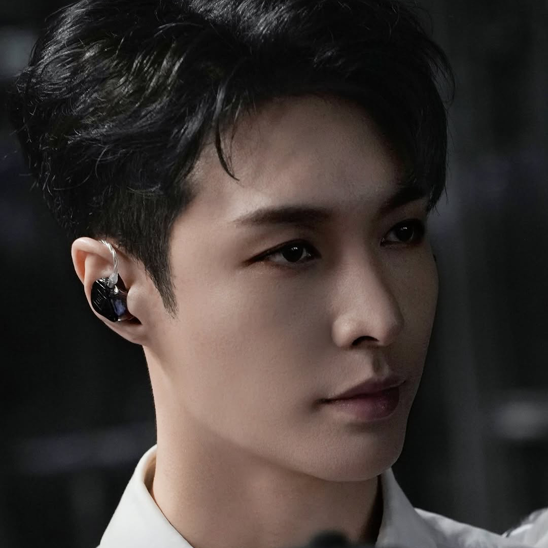 Latest photo of Lay (EXO)