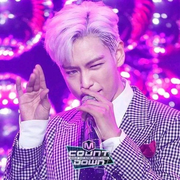 A moment captured by T.O.P's fan