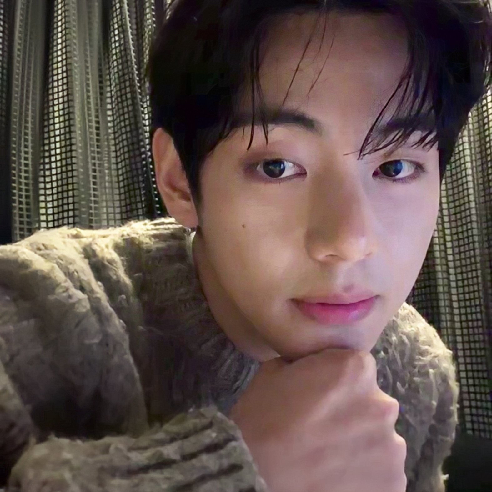 뷔 (방탄소년단)의 최신 사진