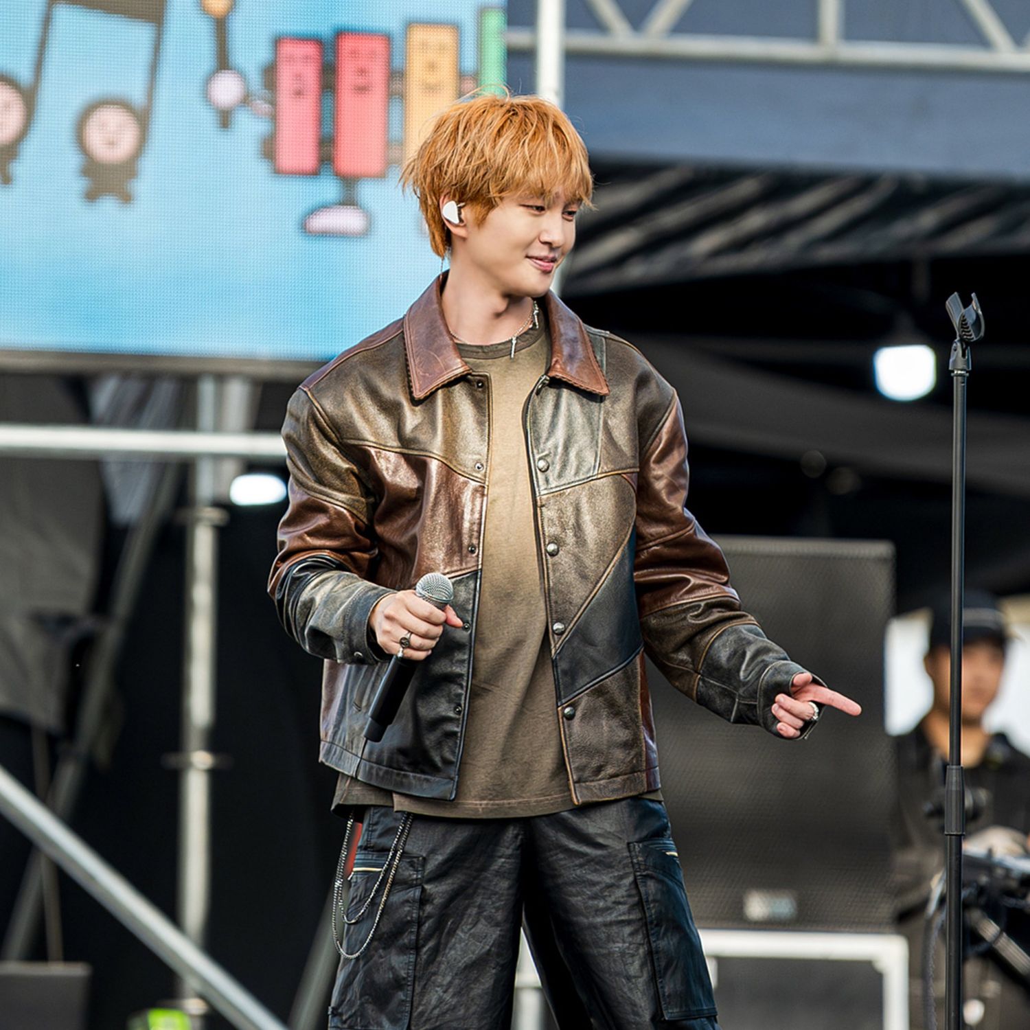 Behind-the-scenes cut of Onew (SHINee)