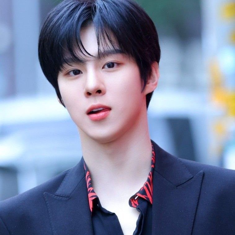 Behind-the-scenes cut of Kim Wooseok