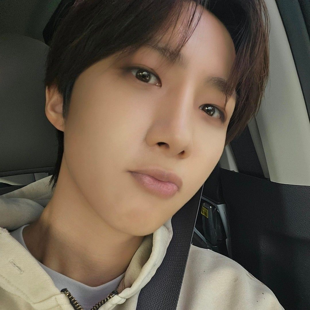 A moment captured by Hui (PENTAGON)'s fan