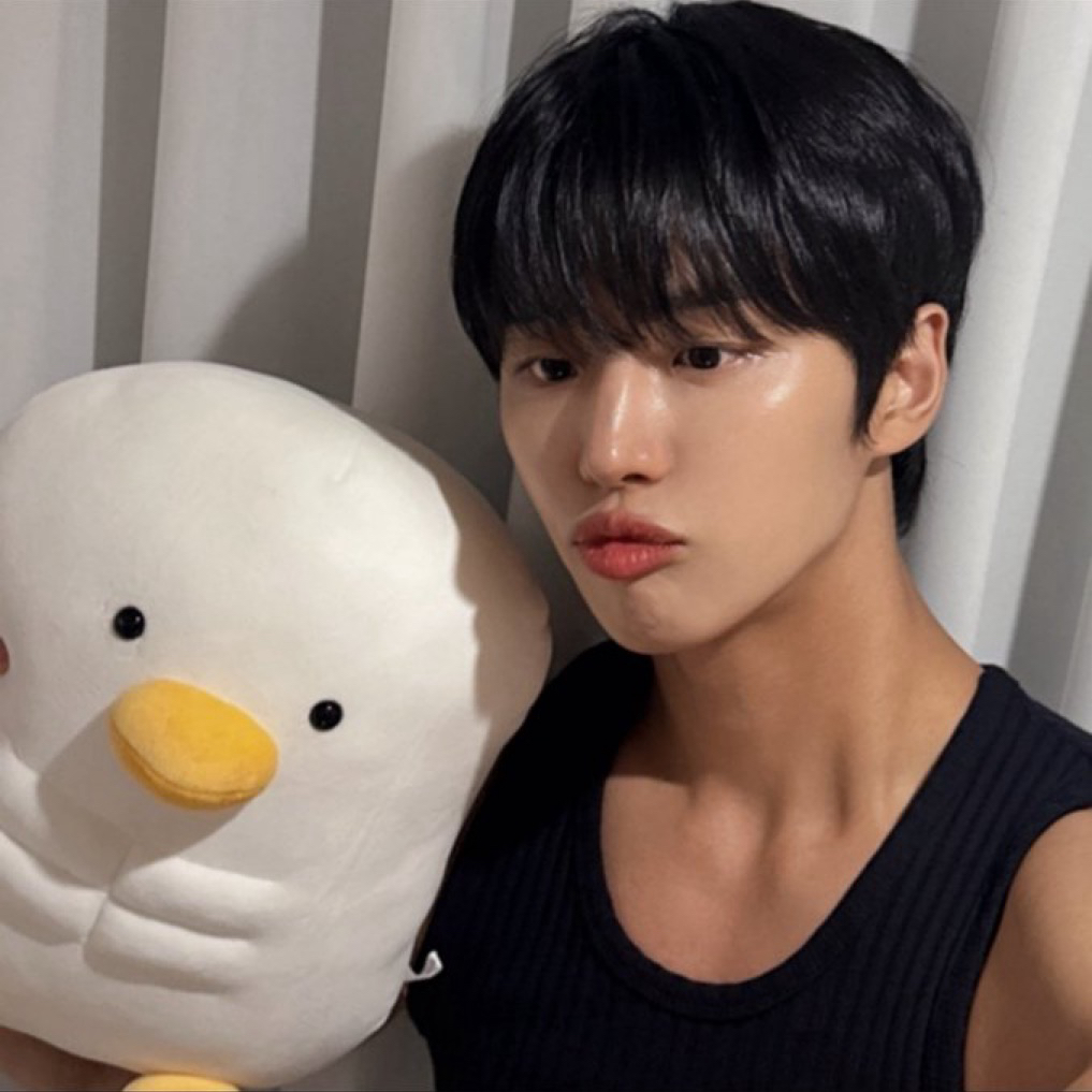Latest photo of Hongseok (PENTAGON)