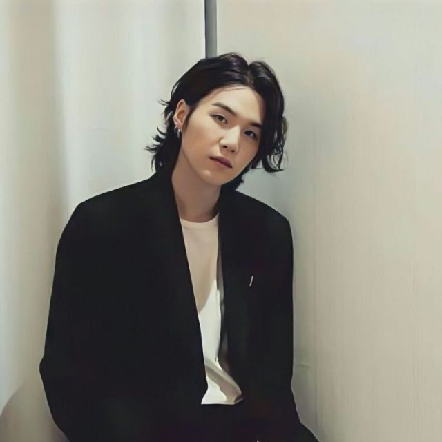 Foto aktivitas terbaru SUGA (BTS)
