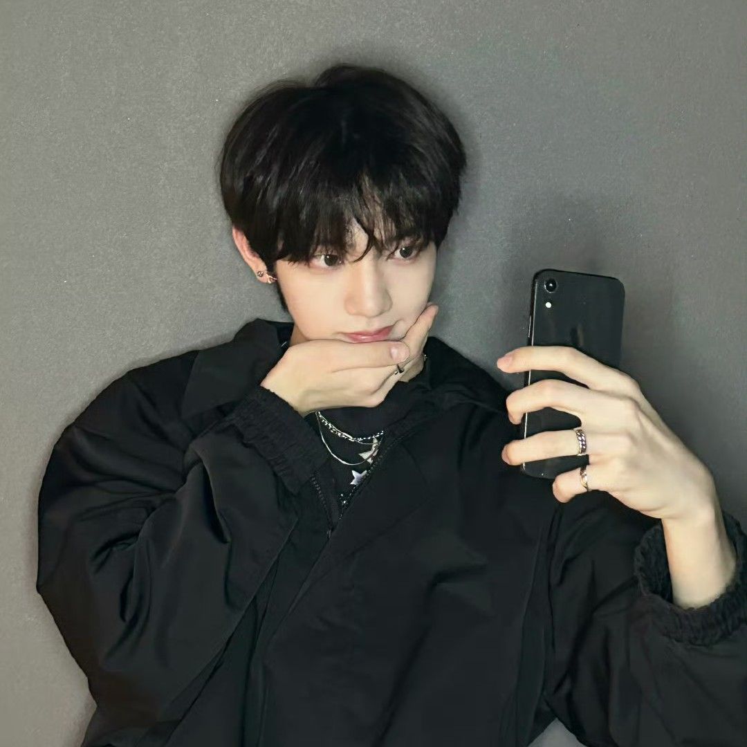 A moment captured by Fan Zheyi's fan