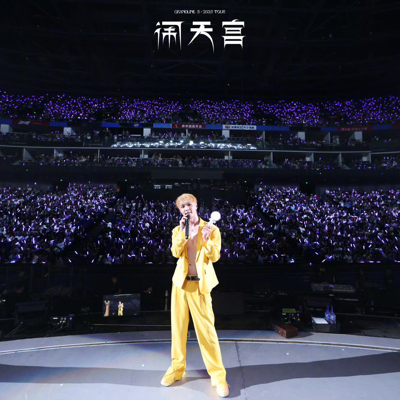 Behind-the-scenes cut of Lay (EXO)