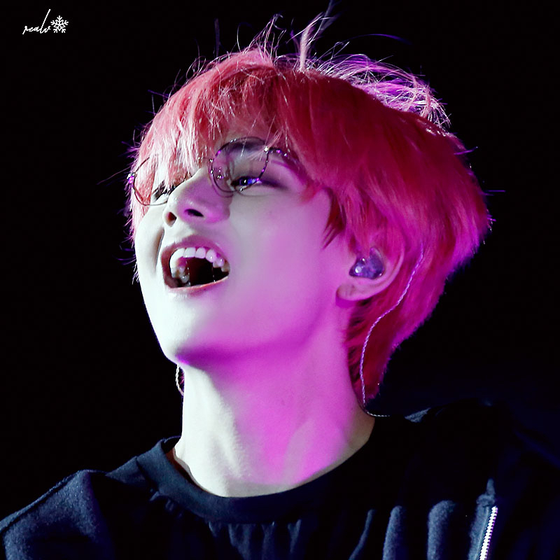 뷔 (방탄소년단)의 최신 사진