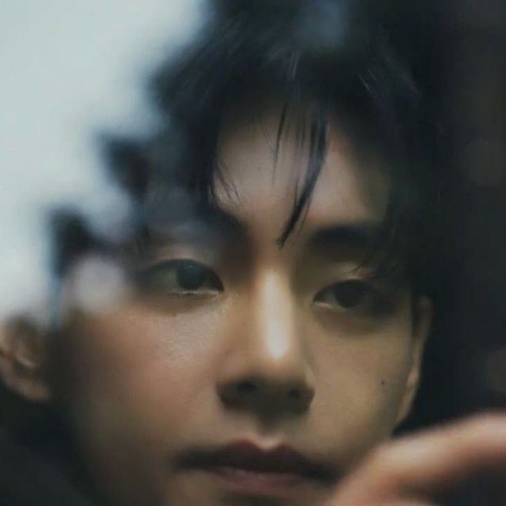 V (防彈少年團)的最新照片