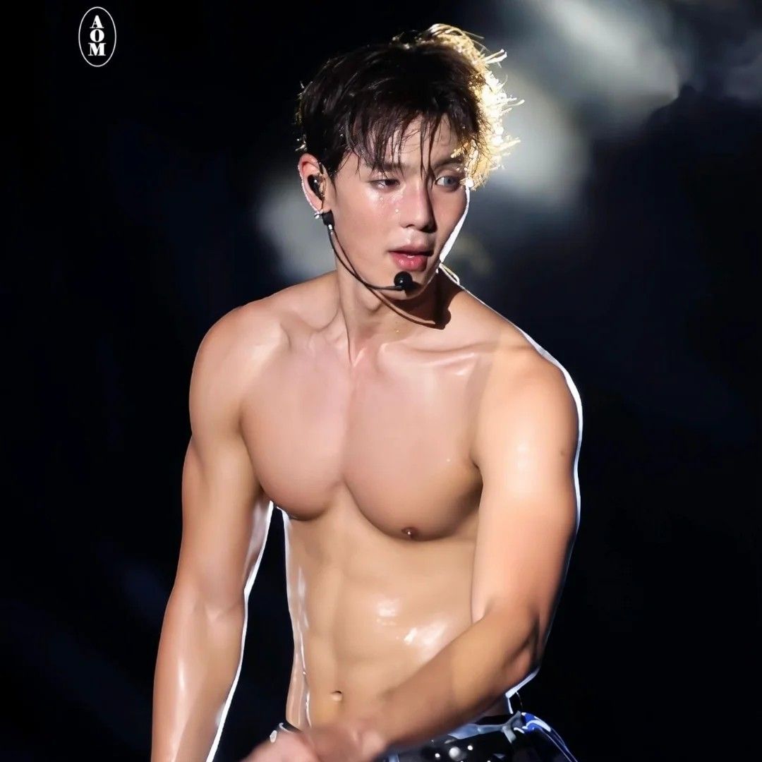 A moment captured by Shownu (MONSTA X)'s fan