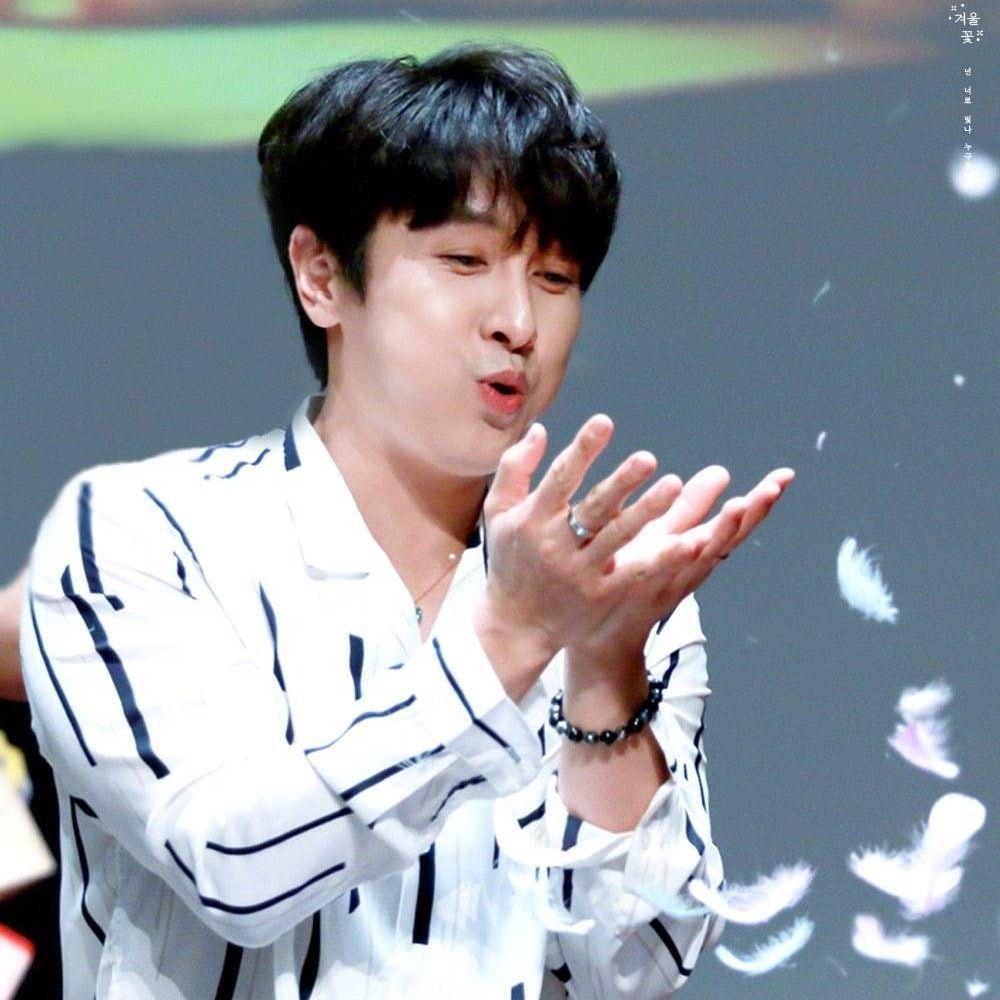 Behind-the-scenes cut of Kim Dongwan (SHINHWA)