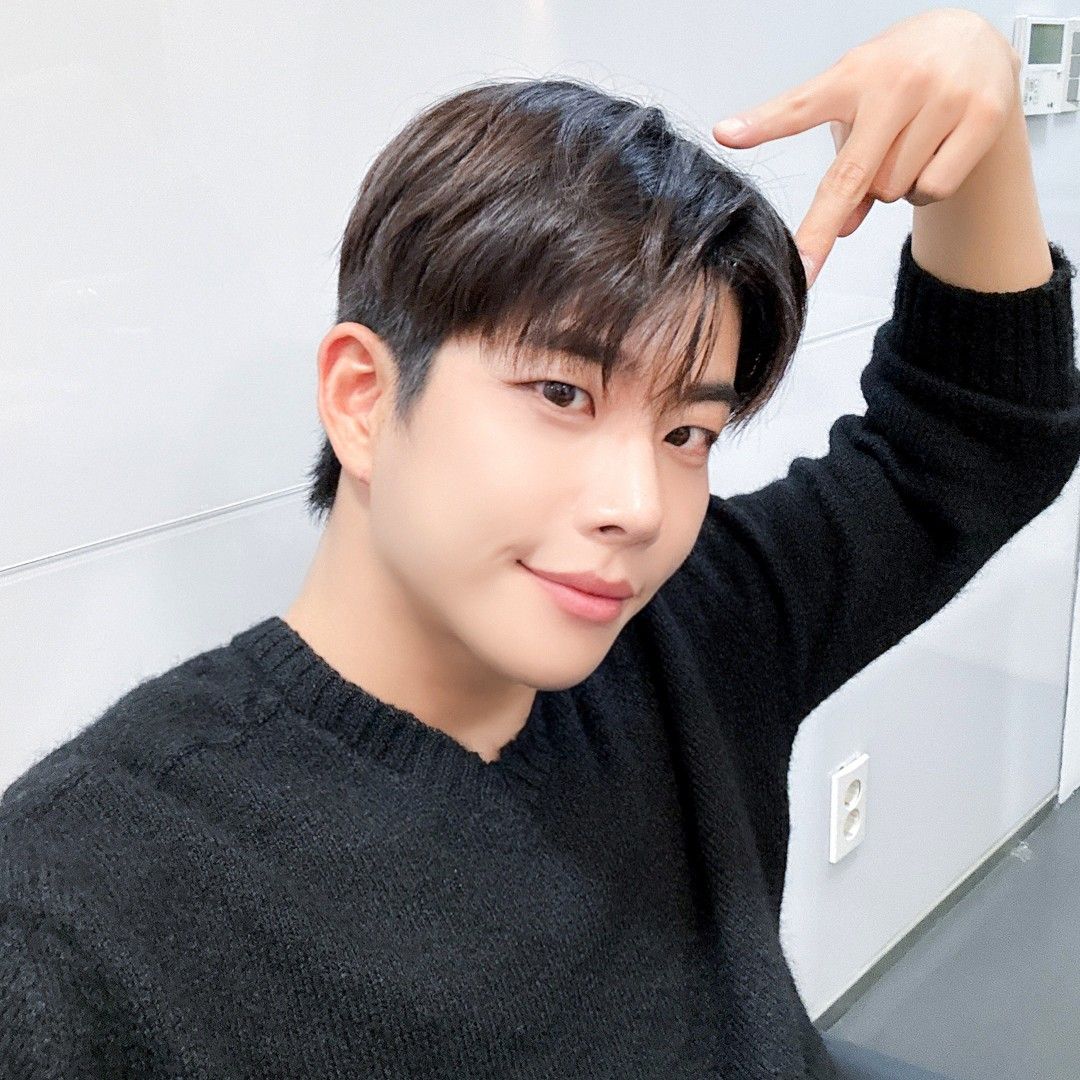 A moment captured by MJ (ASTRO)'s fan