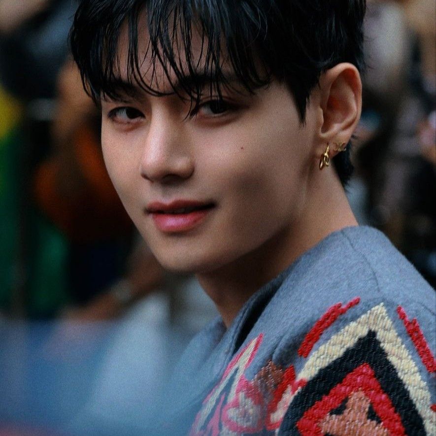 Behind-the-scenes cut of V (BTS)