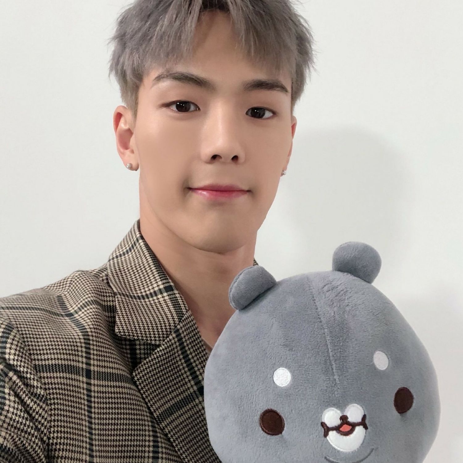 Behind-the-scenes cut of MONSTA X