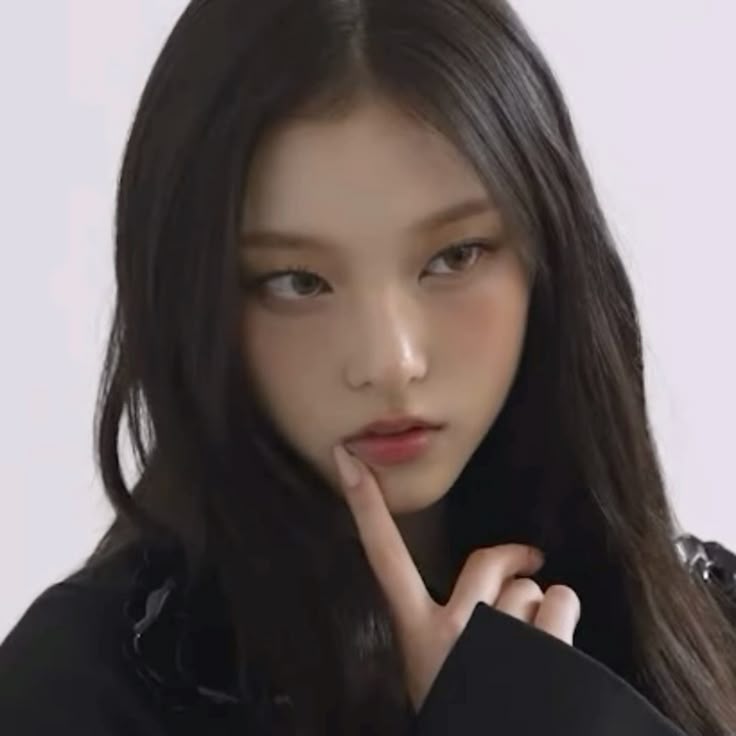 Behind-the-scenes cut of Haerin (NewJeans)