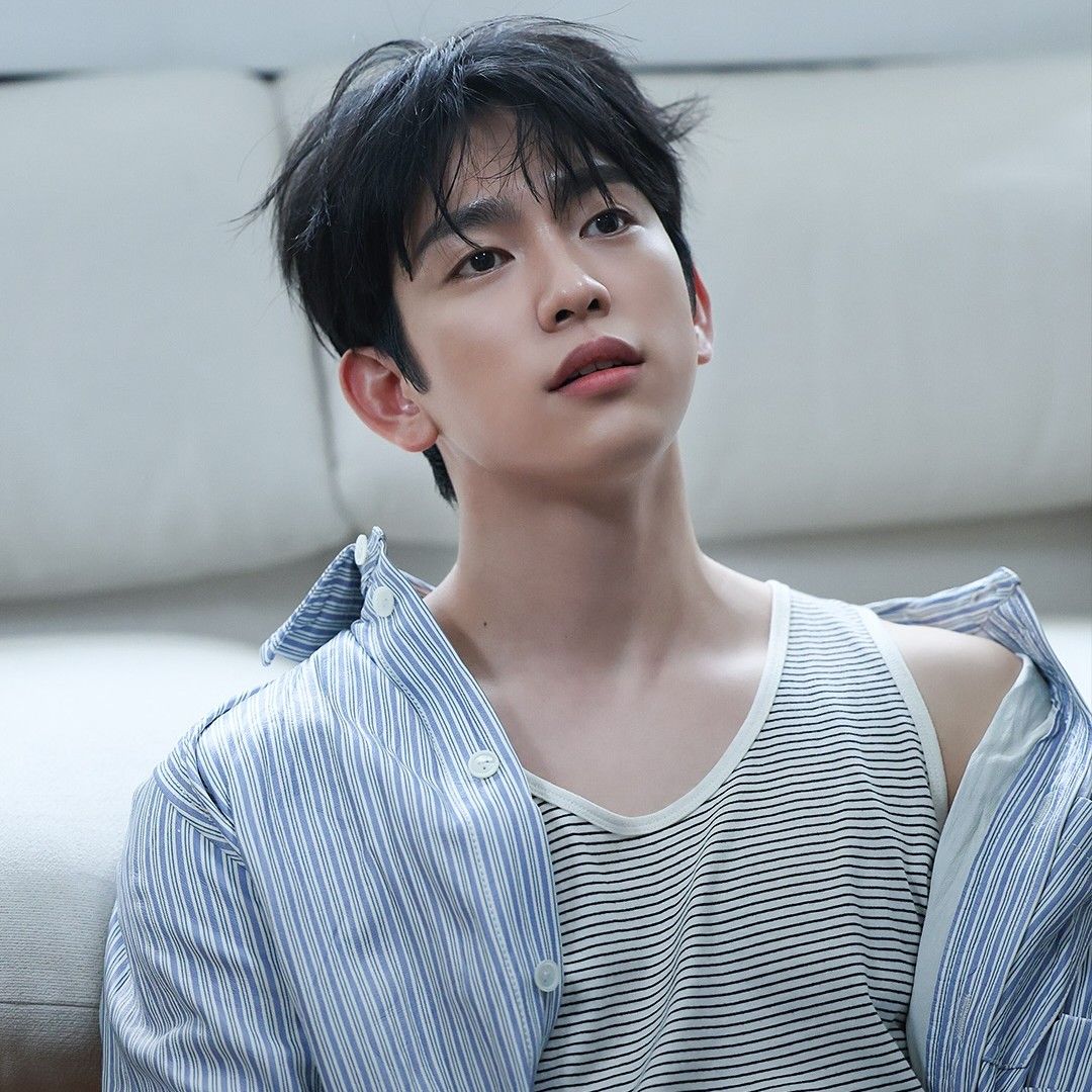 Behind-the-scenes cut of Jinyoung (GOT7)