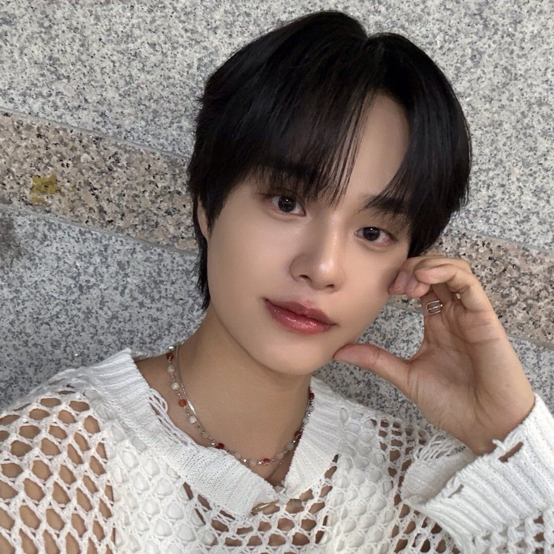 A moment captured by Lee Daehwi (AB6IX)'s fan