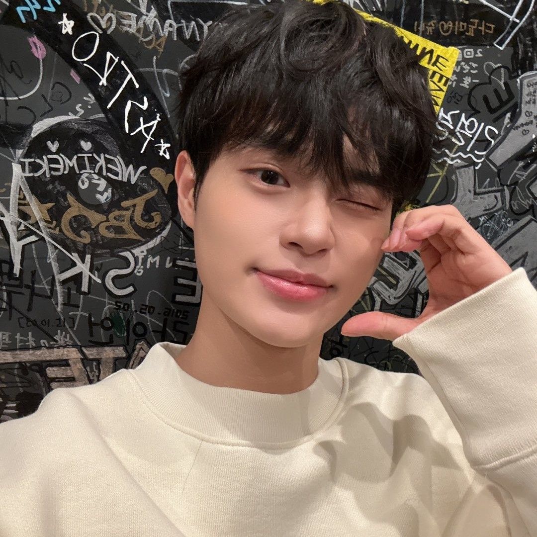 A moment captured by Lee Daehwi (AB6IX)'s fan