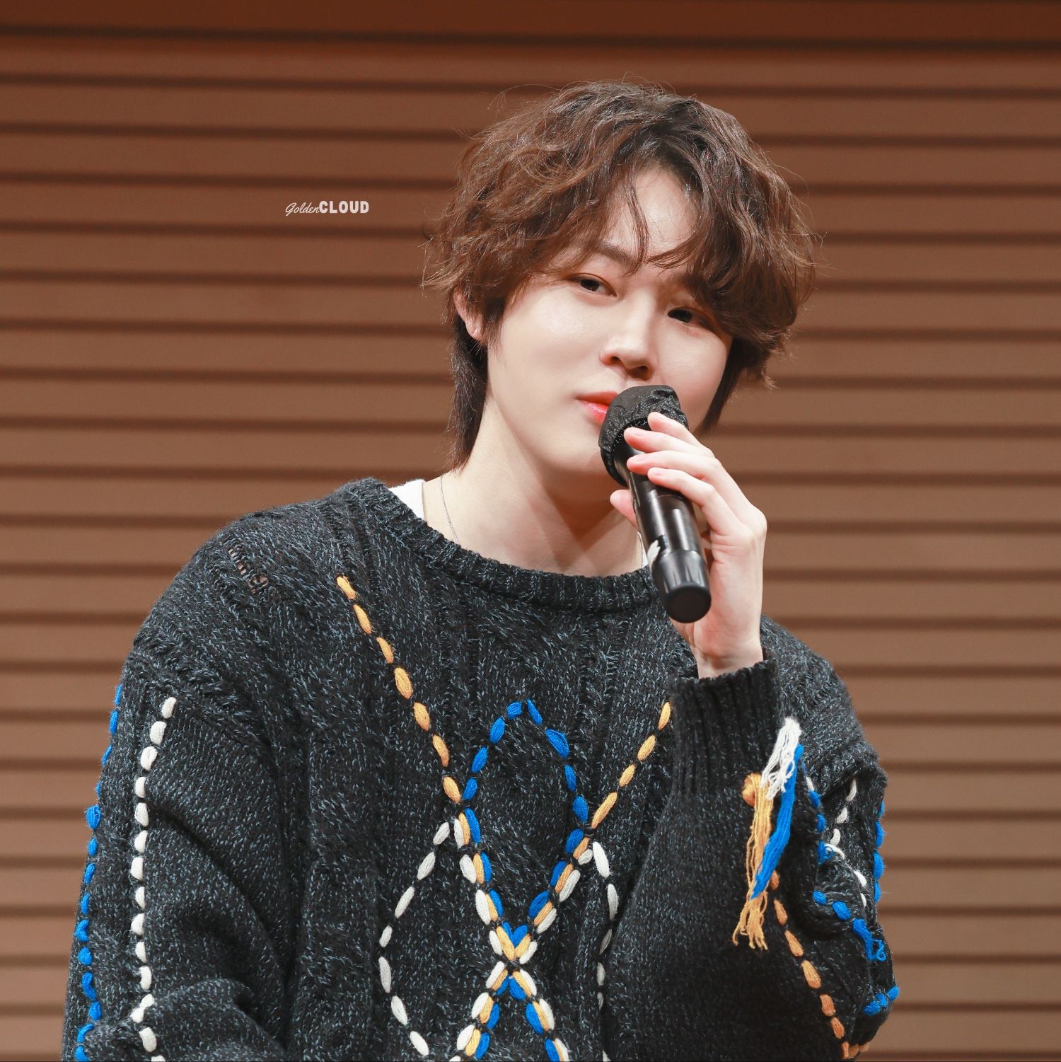 A moment captured by Ha Sungwoon's fan