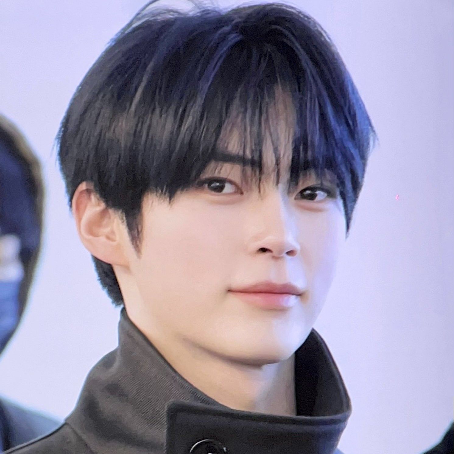 Foto terbaru Sung Hanbin (ZEROBASEONE)