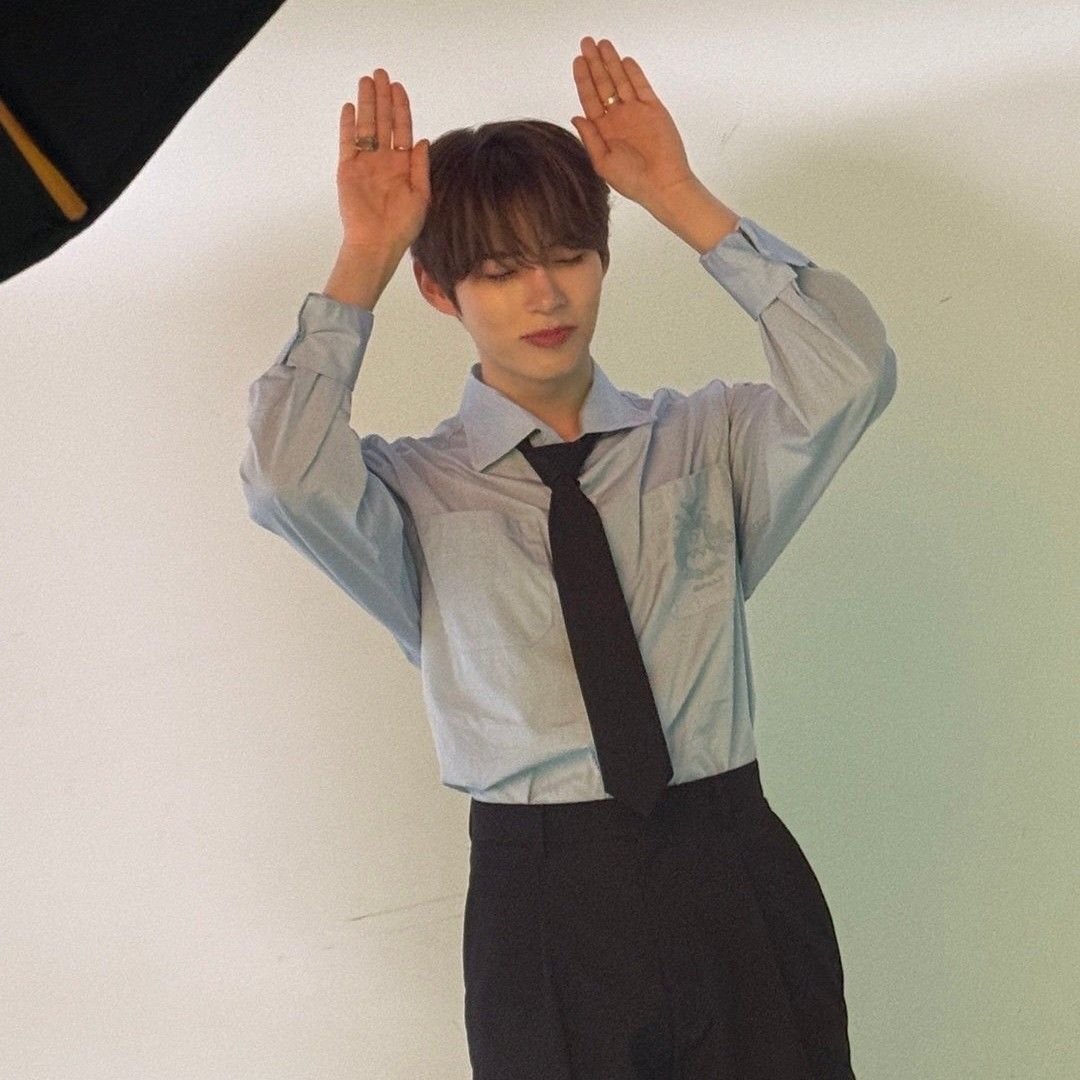 Foto terbaru Sung Hanbin (ZEROBASEONE)