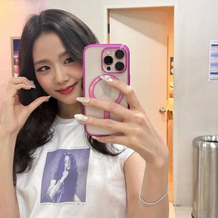 Recent activity shot of Jisoo (BLACKPINK)