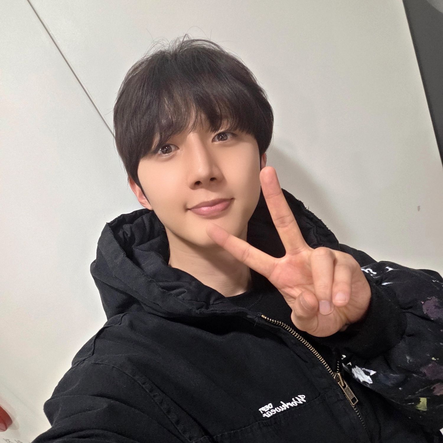 A moment captured by Hui (PENTAGON)'s fan