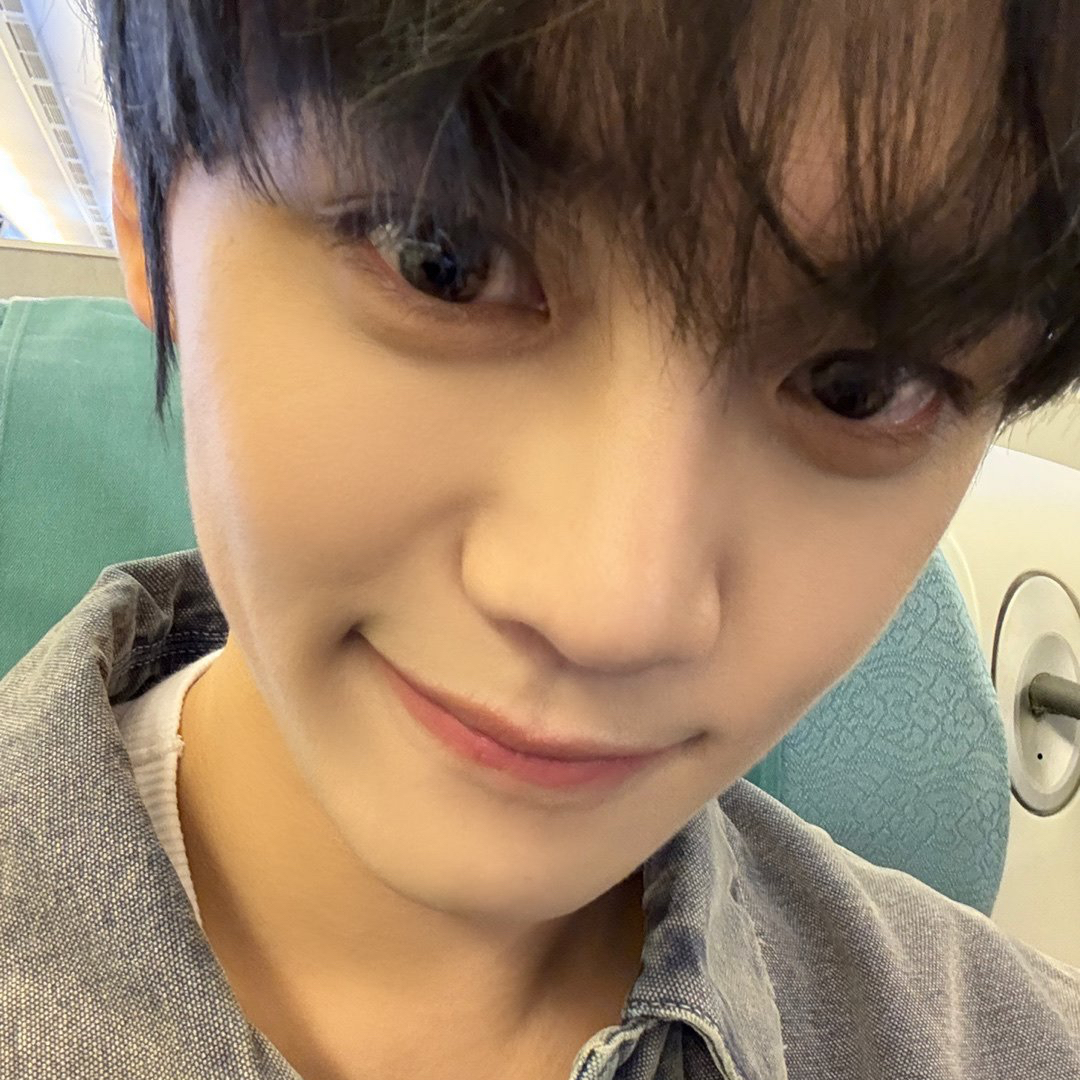 A moment captured by Kim Gyuvin (ZEROBASEONE)'s fan
