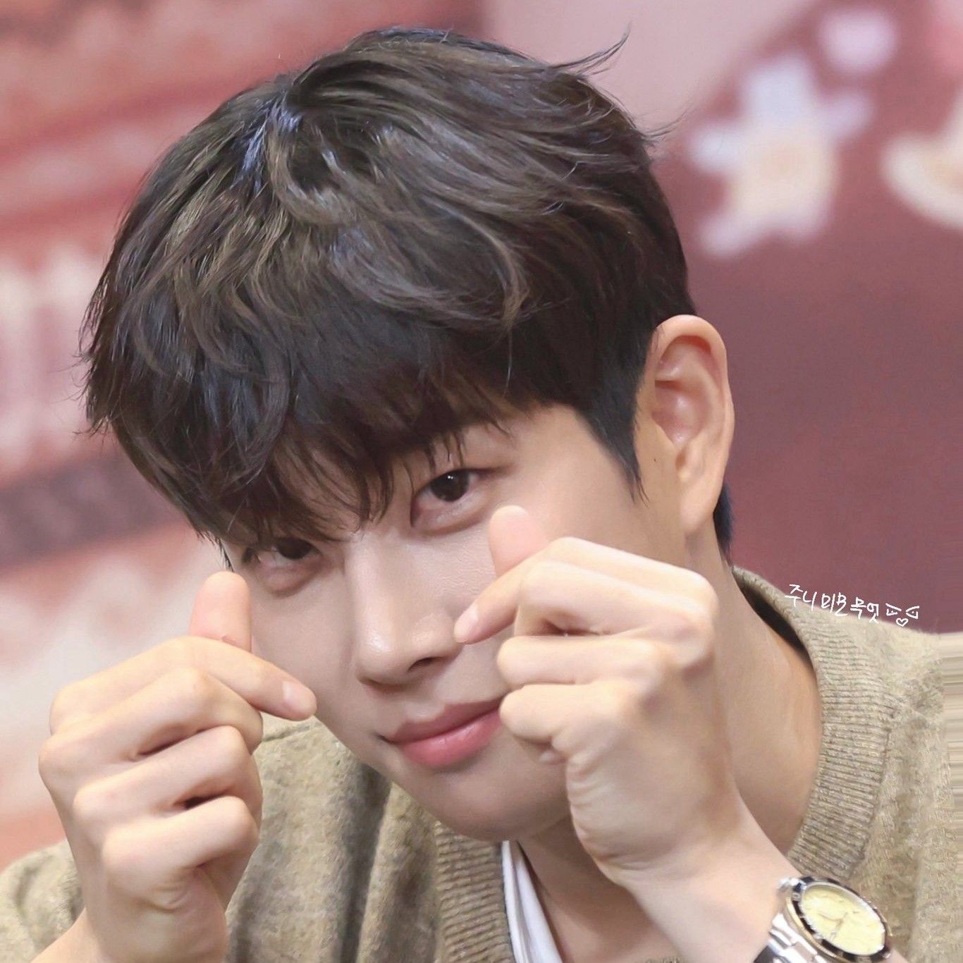 A moment captured by MJ (ASTRO)'s fan