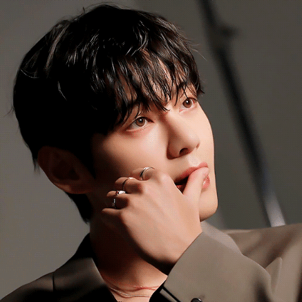 뷔 (방탄소년단)의 최신 사진