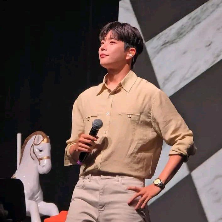 A moment captured by MJ (ASTRO)'s fan