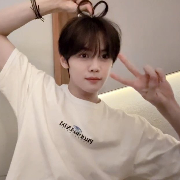 A moment captured by Kim Gyuvin (ZEROBASEONE)'s fan