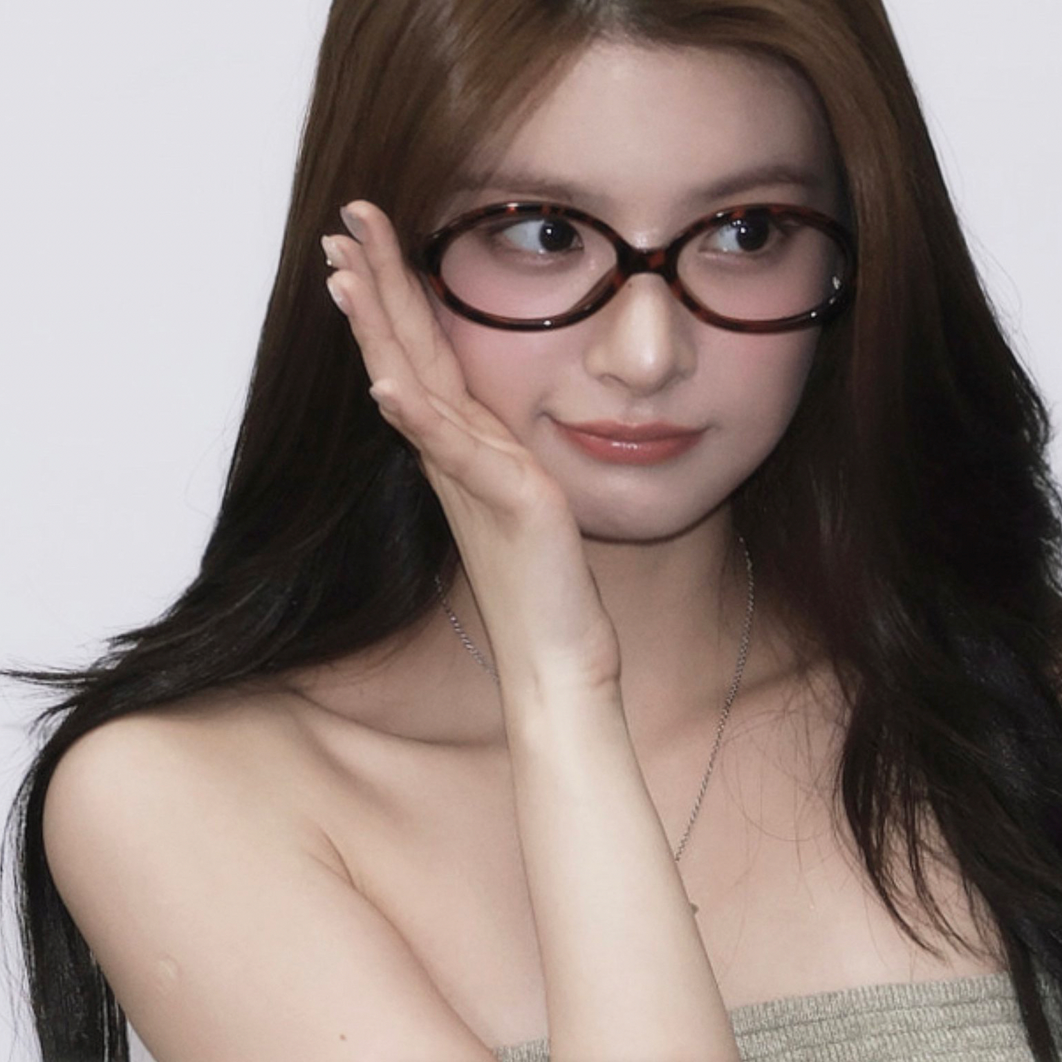 Behind-the-scenes cut of Yiren (EVERGLOW)