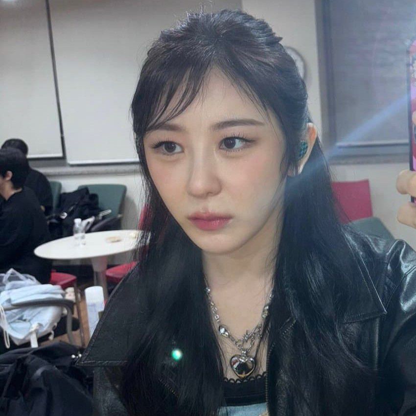 A moment captured by Lee Chaeyeon's fan