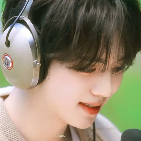 Recent activity shot of Han Yujin (ZEROBASEONE)