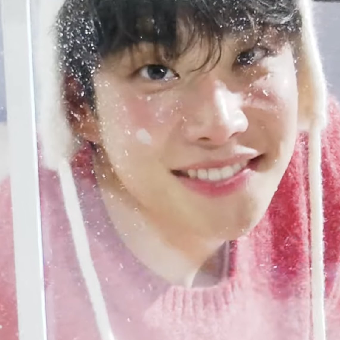 A moment captured by MJ (ASTRO)'s fan