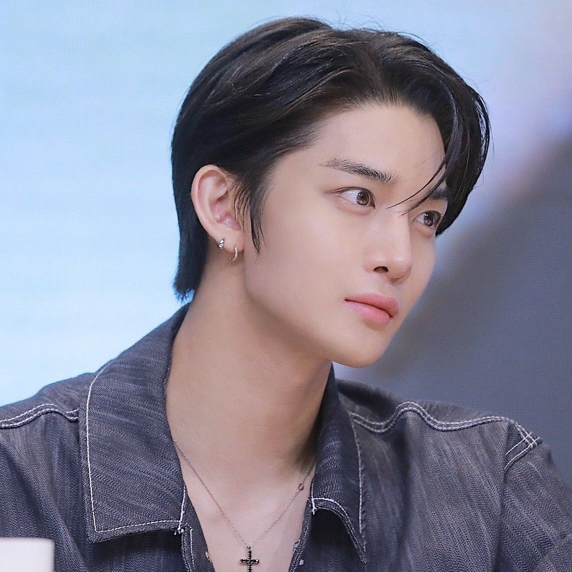 Behind-the-scenes cut of Bae Jinyoung
